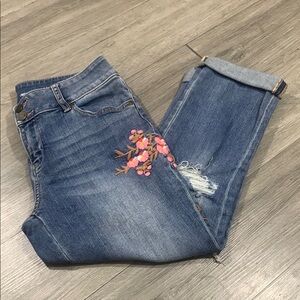 NY & CO SOHO Floral Embroidered Stretch Curvy Cropped Boyfriend Jeans size 6
